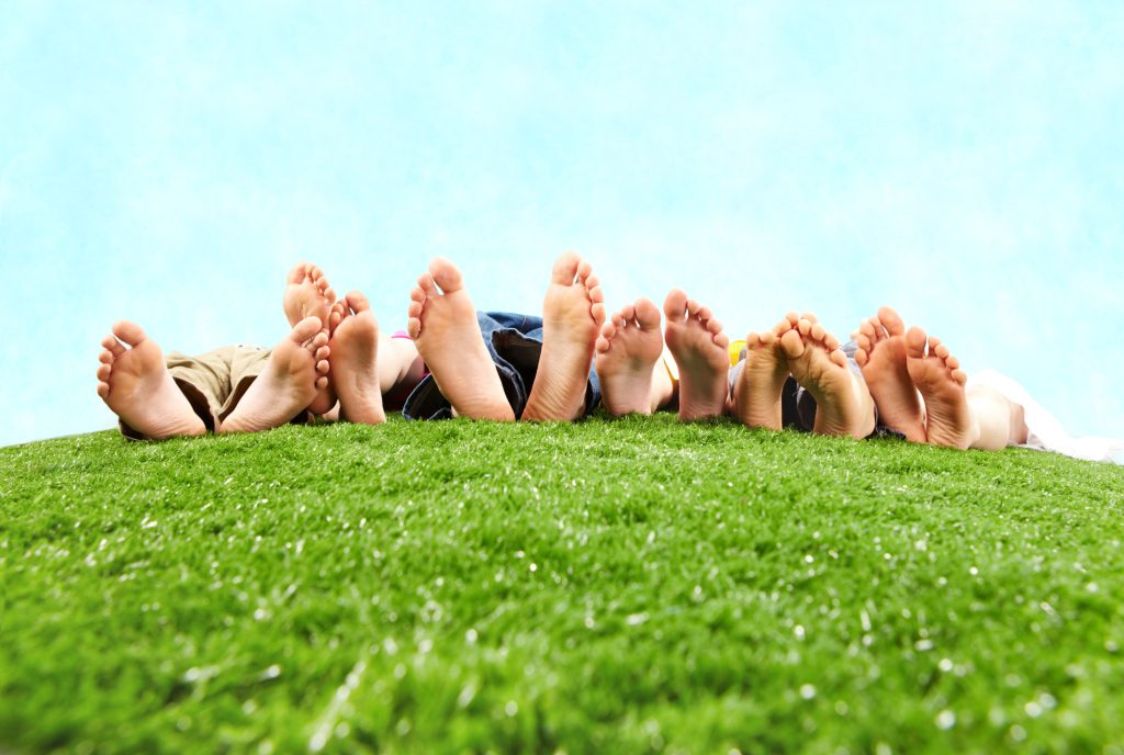 Bare fødder på græsset - earthing og grounding
